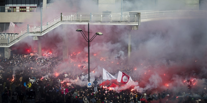 Fotograaf tijdens kampioensfeest Ajax aangevallen door fans
