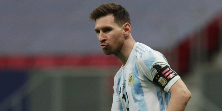Hattrickheld Messi passeert Pelé en kan tranen niet bedwingen