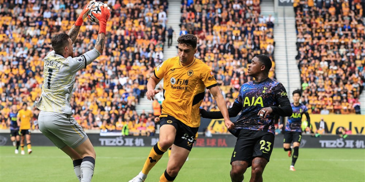 Pijnlijke middag Van de Beek, Bergwijn wint weer met Spurs