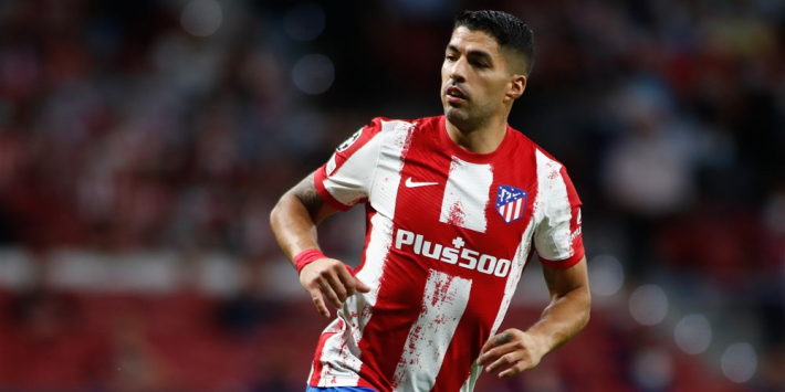 Ploeterend Atlético ontsnapt dankzij rode kaart en Suárez