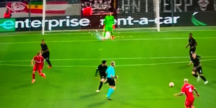 Eintracht Frankfurt-doelman in Antwerpen bekogeld met vuurwerk