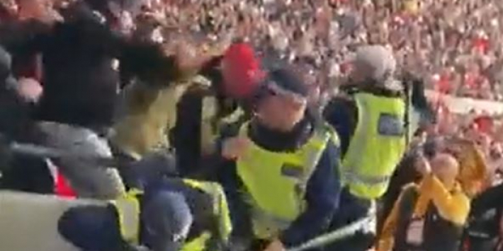 Bizar: Hongaarse hooligans vallen Engelse politie aan