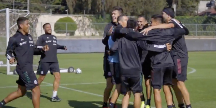 Hirving Lozano maakt absolute wereldgoal op training