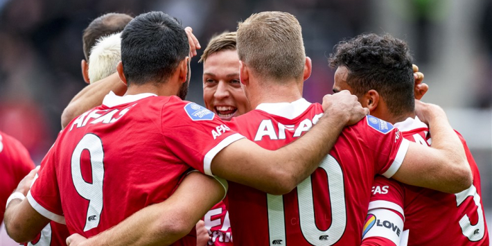 AZ in galavoorstelling overtuigend langs onherkenbaar FC Utrecht