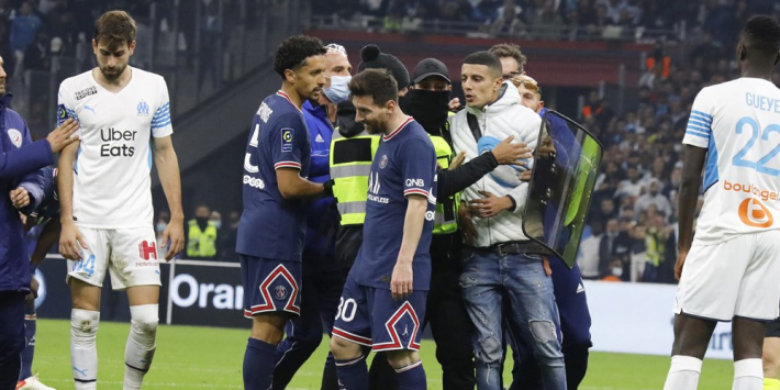 Zien: veldbestormer onderbreekt aanval Lionel Messi