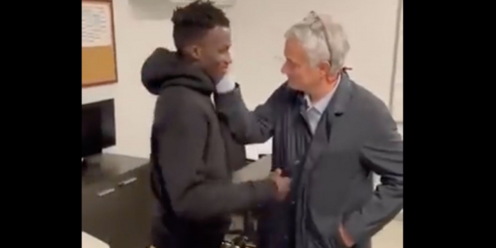 LOL! Mourinho trakteert matchwinner op schoenen van 800 euro