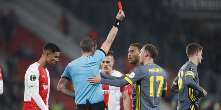 Onbegrip over rode kaart Til: "Het lijkt wel amateurvoetbal"
