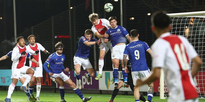 Jong Ajax verlengt ongeslagen reeks met late overwinning