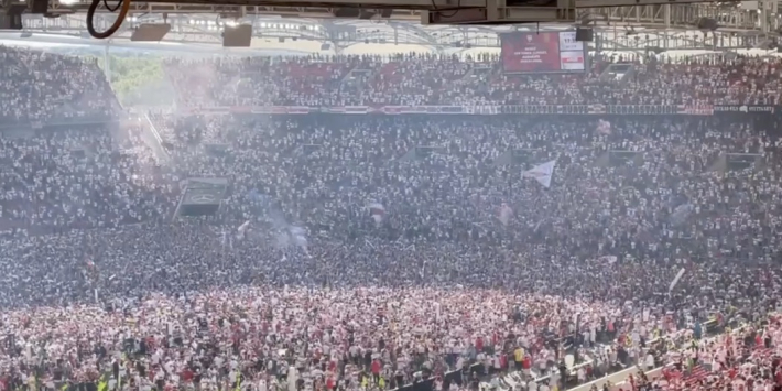 Mooie beelden: enorme pitch invasion na late goal VfB Stuttgart