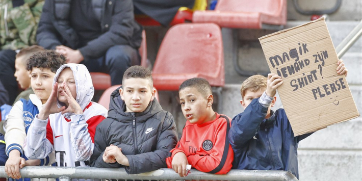 PSV volgt Ajax en staat 'bedelbordjes' niet meer toe in Eindhoven