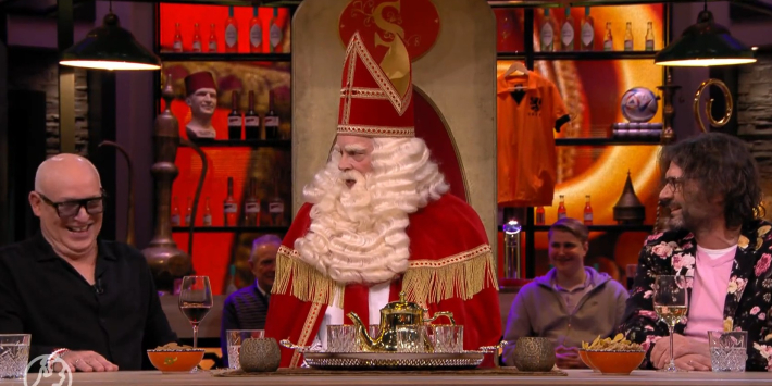 Hilarisch: Sinterklaas bezoekt studio van De Oranjewinter