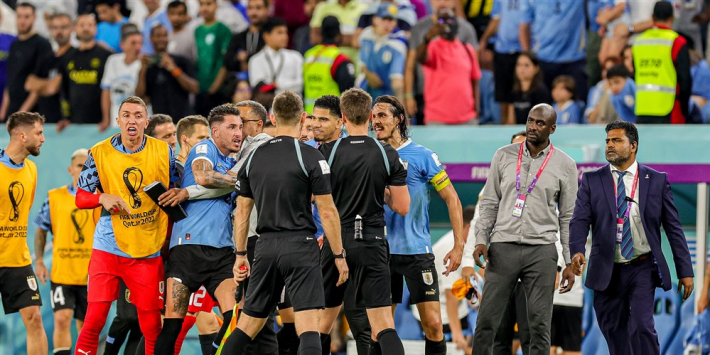FIFA grijpt keihard in en schorst spelers Uruguay voor misdragingen