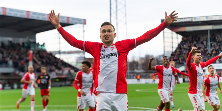 FC Emmen deelt dankzij Romeny harde degradatie-tik uit aan Excelsior