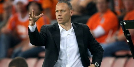 Van Basten verwijt zichzelf passieve houding op EK