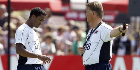 Clubloze Kluivert loopt stage bij AZ