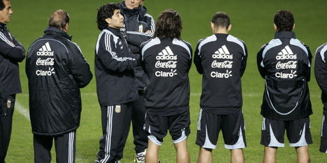 Maradona roept weer acht debutanten op