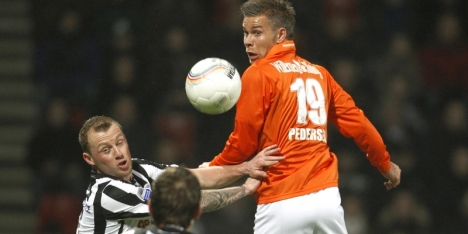 Vitesse-spits Pedersen loopt knieblessure op
