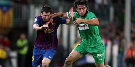 Barça weer bovenaan na zege op Santander
