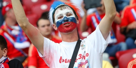 Russen winnen simpel, Kosovo gelijk bij debuut