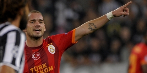 Rugblessure Sneijder valt mee; geen scheurtjes