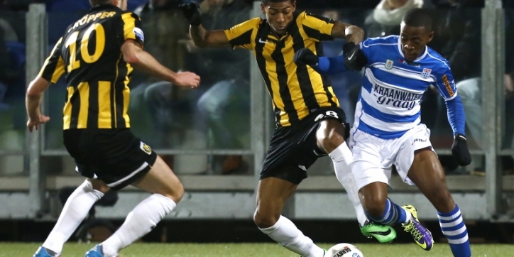 Van Aanholt schiet Vitesse op nippertje naar zege