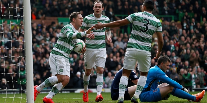 Celtic wint ruim en grijpt koppositie in Schotland