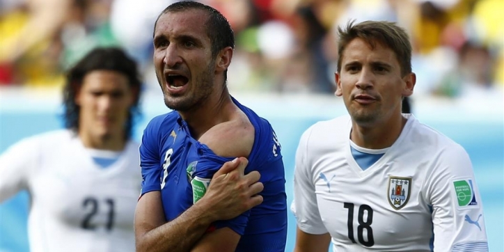 Godín kopt Uruguay ronde verder, Suarez bijt weer