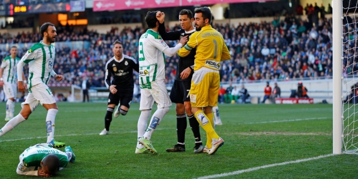 Real Madrid ontsnapt bij Córdoba, Ronaldo trapt na