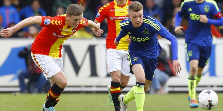 Ajax wint in slotfase na ondenkbare pech voor Vd Hart