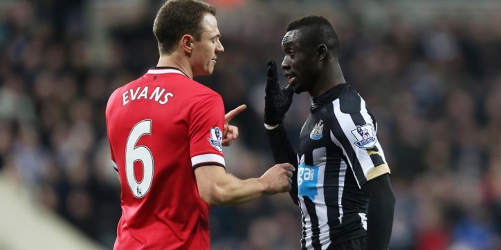 Cissé zeven, Evans zes duels geschorst voor spuugincident
