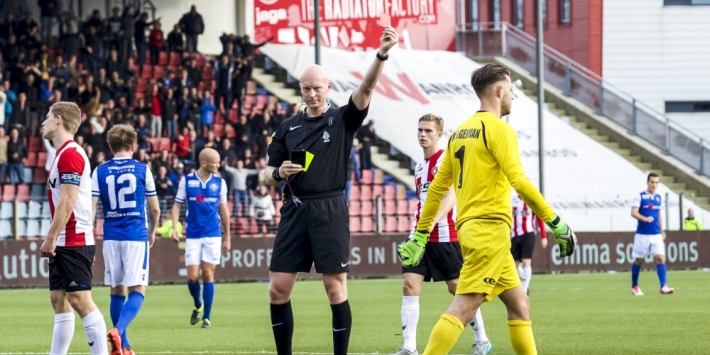 KNVB steunt scheids: terecht geel voor 'latje hangen'