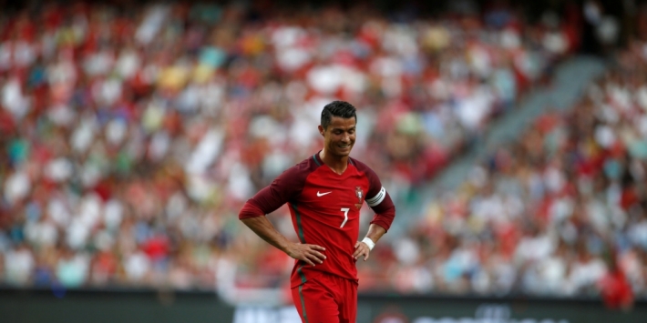 Groep F: drie figuranten in de grote Ronaldo-show