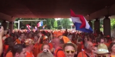 Beelden: Oranje-parade met 10.000 fans richting Grolsch Veste