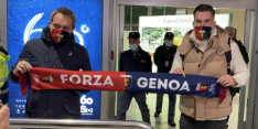 Strootman landt in Italië en poseert met Genoa-sjaal