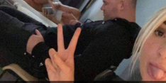 Rooney gefotografeerd met schaars geklede dames