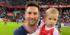 Messi-gekte: doelman neemt kind mee het veld op voor foto