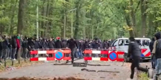 NEC-fans gooien vuurwerk en stenen naar politie en slopen bus