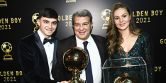 Cruijff overhandigt Pedri Golden Boy-award op Oranje-getint Gala