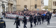 Indrukwekkende corteo Feyenoord-supporters in Praag