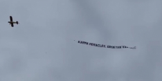 Boodschap achter vliegtuigje voor Heracles Almelo: 'Karma'