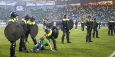 Van Zweden verdedigt ADO-fans na rellen: "Gebeurt overal"