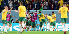 Australië na kleine zege op Denemarken naar achtste finale WK