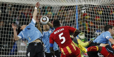 Video: FIFA blikt uitgebreid terug op handsbal Suarez in 2010