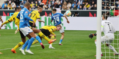 Dortmund door ongebruikelijke treffer naar koppositie Bundesliga
