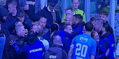 Wéér helemaal mis bij FC Groningen: fan op het veld, duel gestaakt
