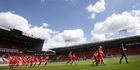 FC Twente neemt nieuwe grasmat in gebruik