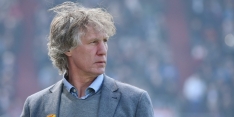 Verbeek schopt bal weg en wordt naar tribune gestuurd
