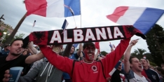 Albanië pakt late winst in door waterballet gestaakt duel