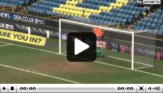 Video: Millwall-goalie redt op onmogelijke terugspeelbal