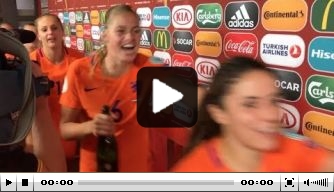 Video: speelsters Oranje vieren feest in mixed zone